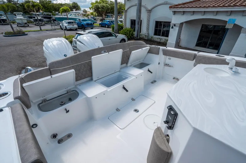 Slide: The Image of Sea Hunt Ultra 275 CB 2026 - 12