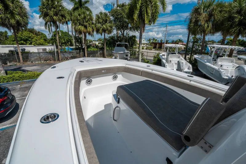 Slide: The Image of Sea Hunt Ultra 275 CB 2026 - 24