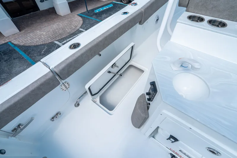 Slide: The Image of Sea Hunt Ultra 275 CB 2026 - 14