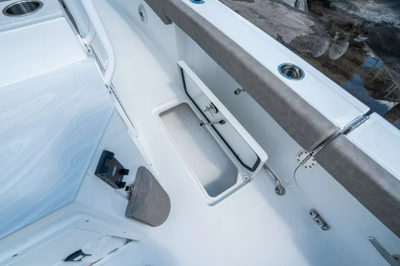 Slide: The Image of Sea Hunt Ultra 275 CB 2026 - 15