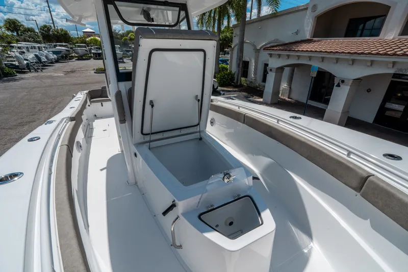 Slide: The Image of Sea Hunt Ultra 275 CB 2026 - 26