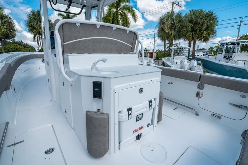 Slide: The Image of Sea Hunt Ultra 275 CB 2026 - 13