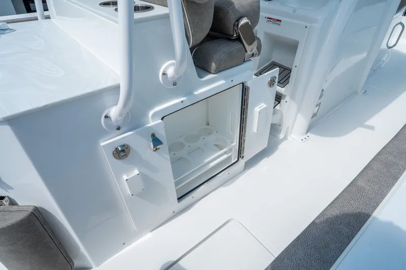 Slide: The Image of Sea Hunt Ultra 275 CB 2026 - 16