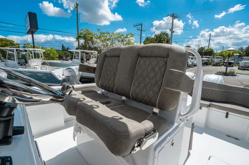 Slide: The Image of Sea Hunt Ultra 275 CB 2026 - 22