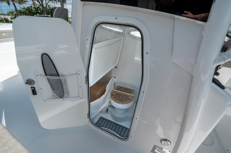 Slide: The Image of Sea Hunt Ultra 275 CB 2026 - 23