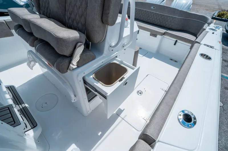 Slide: The Image of Sea Hunt Ultra 275 CB 2026 - 17