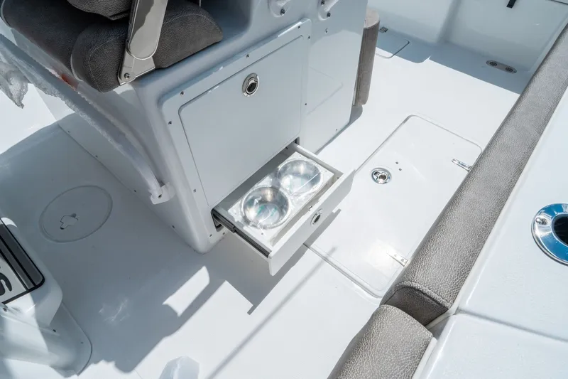 Slide: The Image of Sea Hunt Ultra 275 CB 2026 - 18