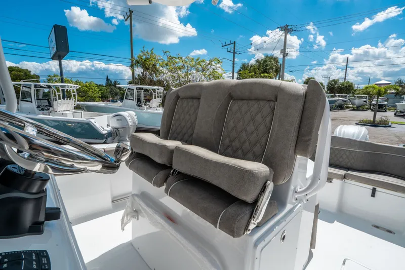 Slide: The Image of Sea Hunt Ultra 275 CB 2026 - 21