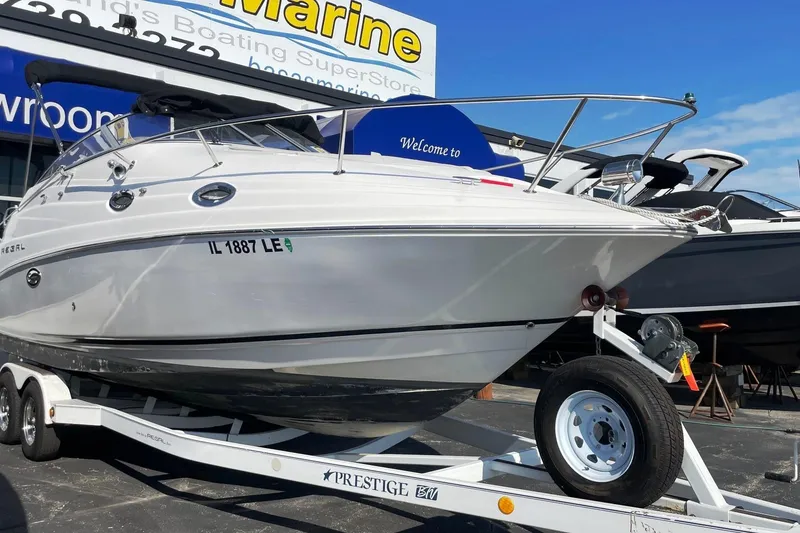 The Image of 2004 Regal Commodore 2665 boat on trailer at a marine dealership. - 0