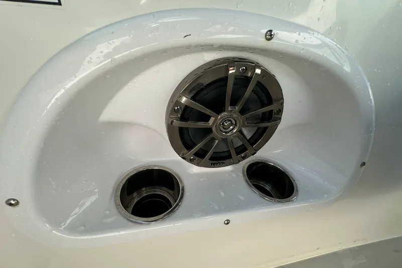 Slide: The Image of Speaker and cup holders on 2021 NauticStar 203 DC boat, wet surface. - 36