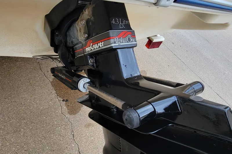 Slide: The Image of 1994 Sea Ray 180 Bow Rider with MerCruiser Alpha One outdrive, 4.3 Litre engine. - 12