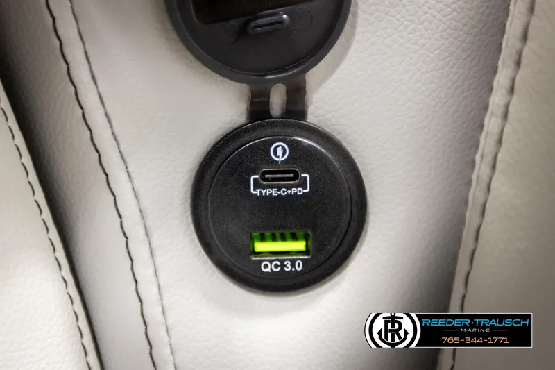 Slide: The Image of USB Type-C and QC 3.0 charging ports in Avalon VEN85 VRB 2026 model. - 48