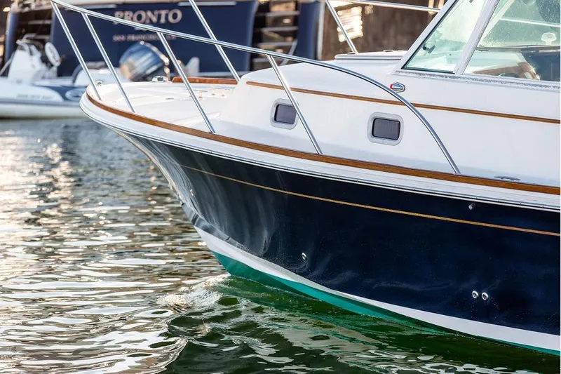 Slide: The Image of 2007 Hunt Surfhunter 29 boat on water, showcasing sleek design and elegant detailing. - 14