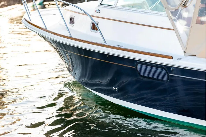 Slide: The Image of 2007 Hunt Surfhunter 29 boat on water, showcasing sleek design and elegant detailing. - 15