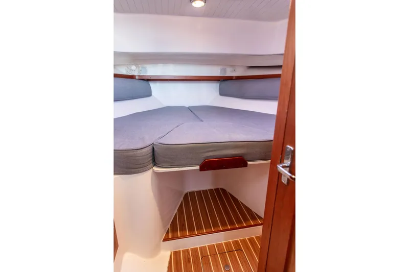 Slide: The Image of 2007 Hunt Surfhunter 29 cabin interior with cozy bed and wooden flooring. - 38