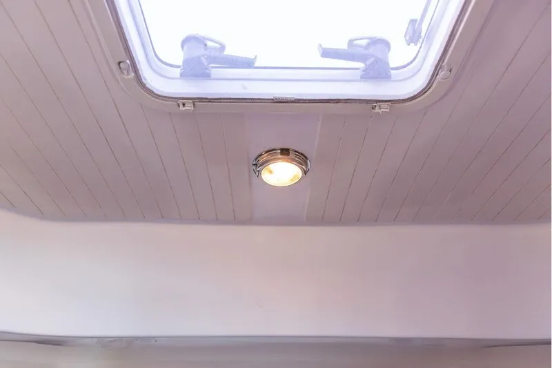 Slide: The Image of Ceiling view of 2007 Hunt Surfhunter 29 with skylight and light fixture. - 43
