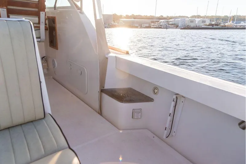 Slide: The Image of 2007 Hunt Surfhunter 29 boat interior with sunlit harbor view. - 21
