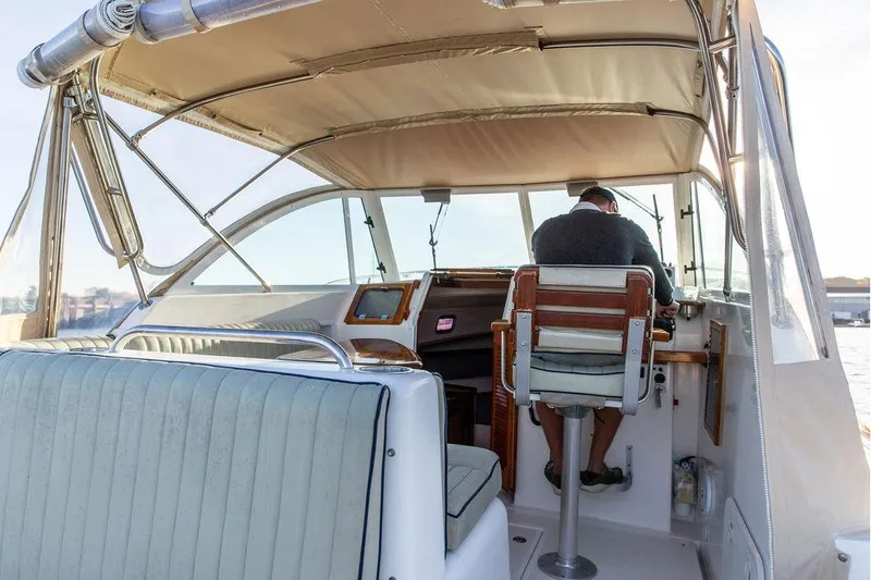 Slide: The Image of 2007 Hunt Surfhunter 29 boat interior with helm station and seating. - 23