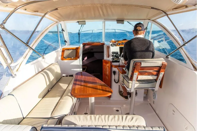 Slide: The Image of Interior of 2007 Hunt Surfhunter 29 boat with seating and steering area. - 24