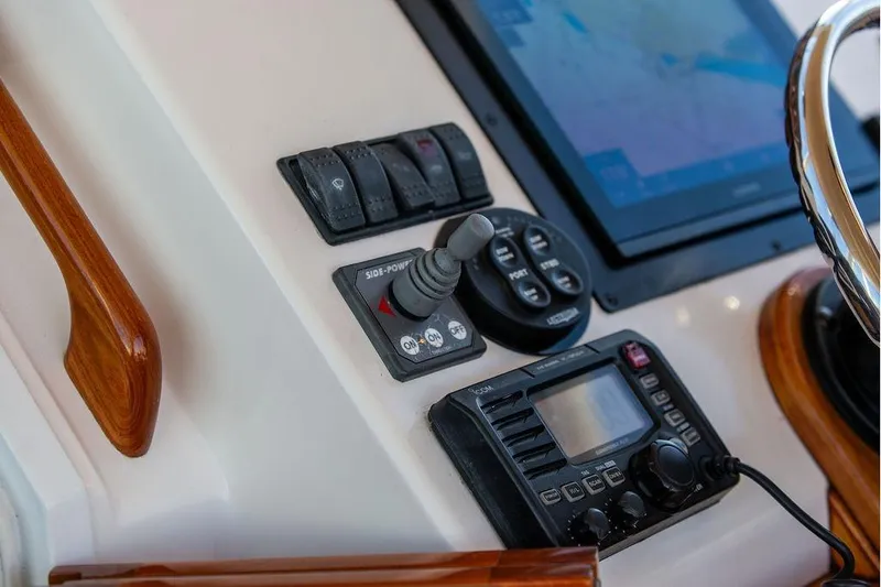 Slide: The Image of Control panel of 2007 Hunt Surfhunter 29 boat with navigation and communication equipment. - 31