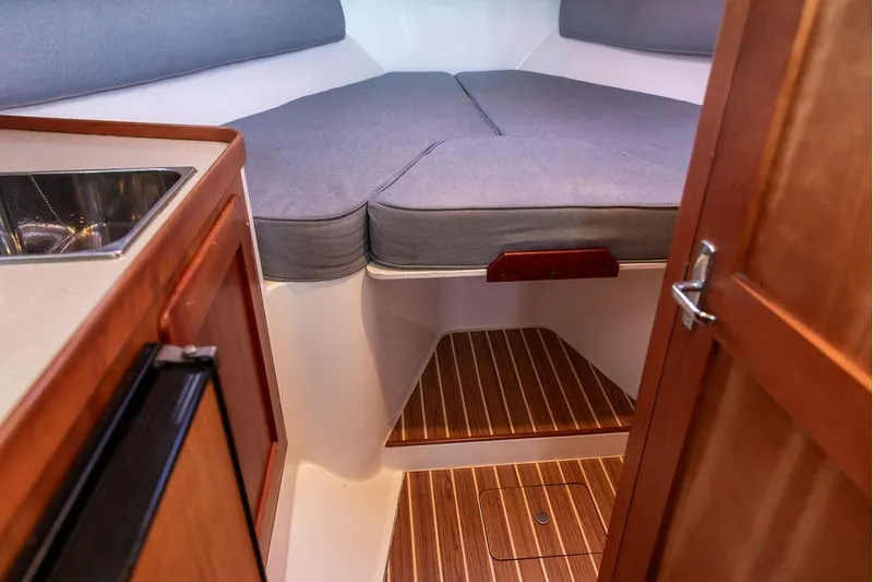 Slide: The Image of Interior of 2007 Hunt Surfhunter 29 boat with cozy cabin and wooden flooring. - 37