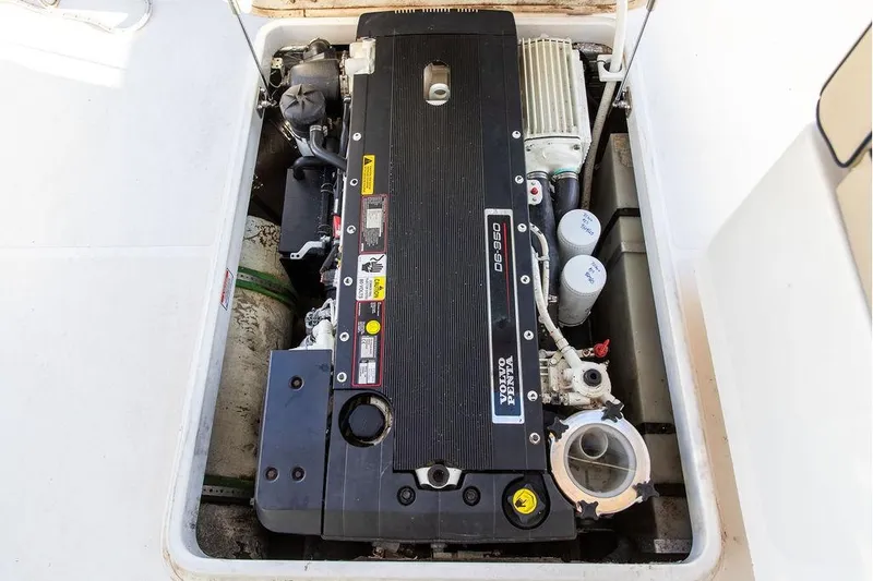 Slide: The Image of Engine compartment of 2007 Hunt Surfhunter 29 with Volvo Penta D6-350 engine. - 48