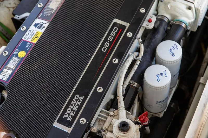 Slide: The Image of Volvo Penta D6-350 engine in 2007 Hunt Surfhunter 29 boat, detailed view. - 50