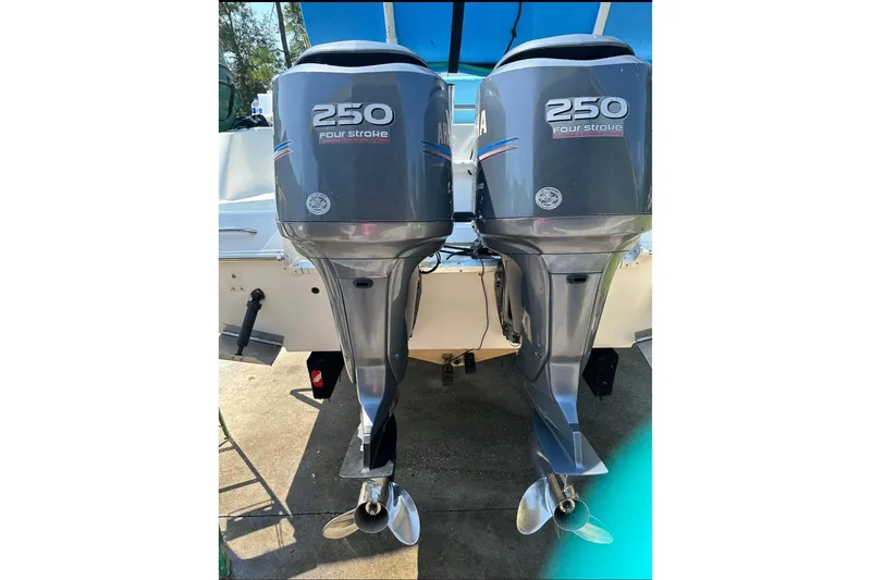 Slide: The Image of Twin Yamaha 250 four-stroke outboard engines on a 2000 Wellcraft 290 Coastal boat. - 4