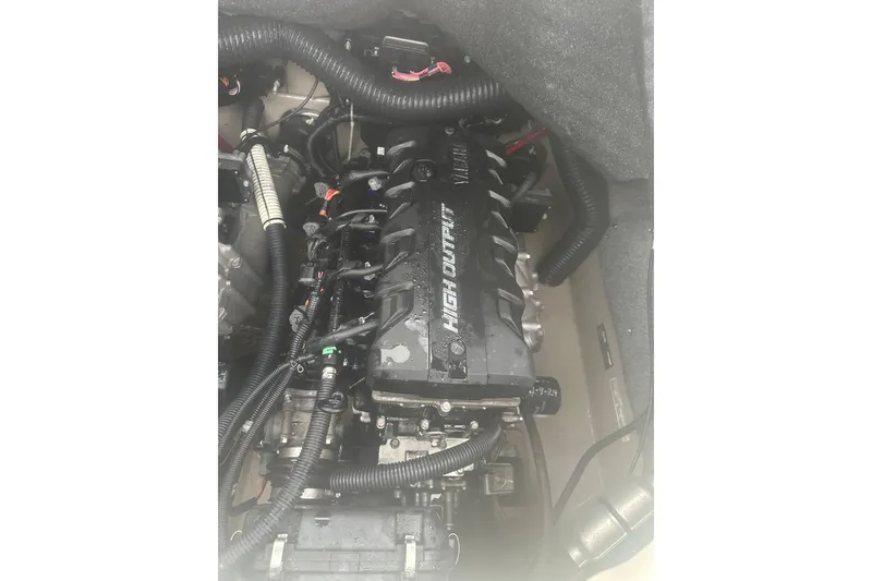 Slide: The Image of 2015 Yamaha Boats 242 Limited engine, high output, detailed view. - 25