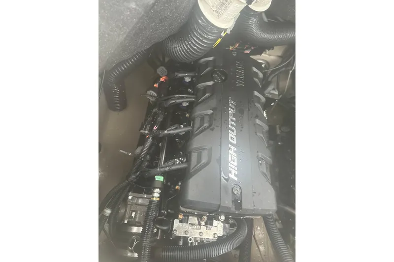 Slide: The Image of Engine of 2015 Yamaha Boats 242 Limited, showcasing high output performance. - 27