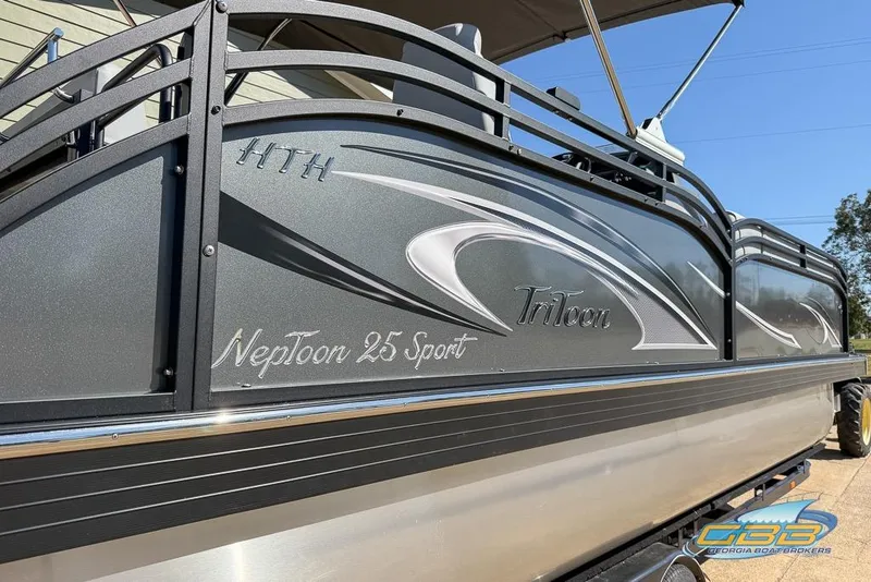 Slide: The Image of 2026 JC 25 Neptoon LG pontoon boat with sleek design and Tritoon branding. - 48