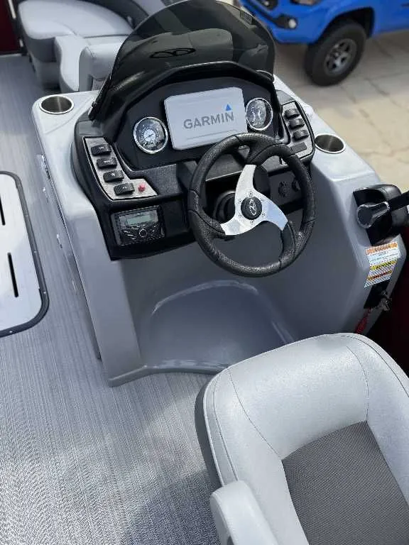 Slide: The Image of Veranda VR20RC 2023 boat console with Garmin navigation. - 9