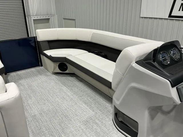 Slide: The Image of Harris Cruiser 230 SLDH 2026 - 8