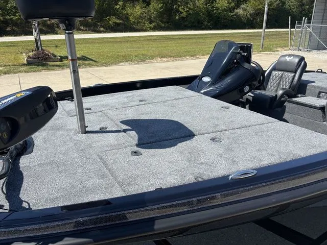 Slide: The Image of Phoenix Bass Boat 721 ZXL 2026 - 15