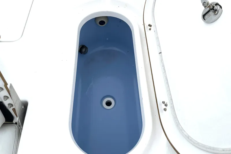 Slide: The Image of Livewell compartment on a 2019 Blue Wave 2800 Pure Hybrid boat. - 56