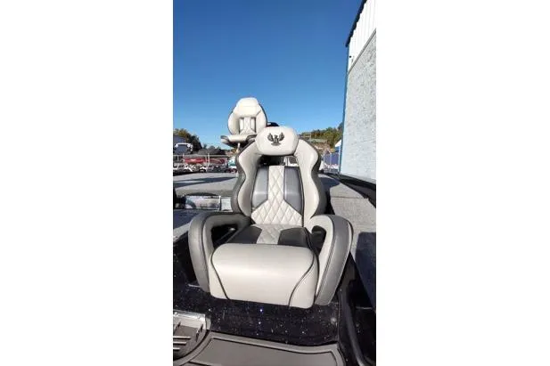 Slide: The Image of Luxurious Phoenix 921 Elite X 2026 car seat with diamond stitching and ergonomic design. - 7