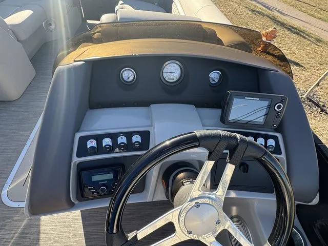 Slide: The Image of Bennington 24 LX 2023 - 10