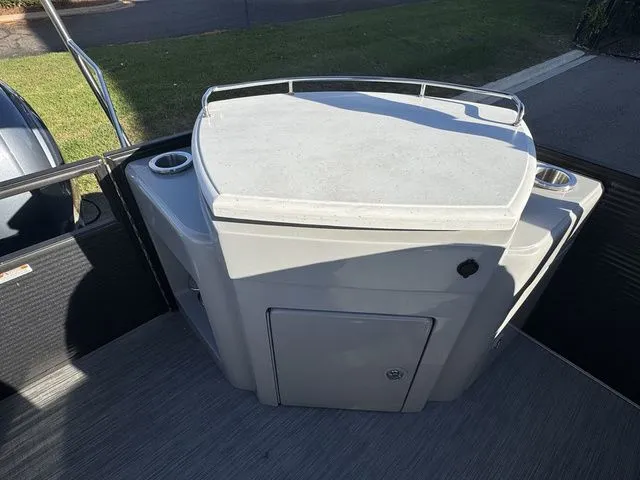 Slide: The Image of Bennington 24 LX 2023 - 12