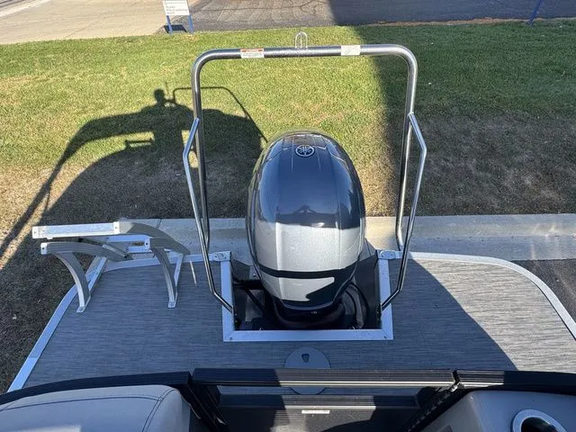 Slide: The Image of Bennington 24 LX 2023 - 13