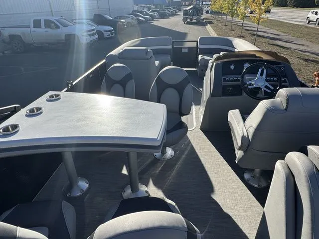 Slide: The Image of Bennington 24 LX 2023 - 14