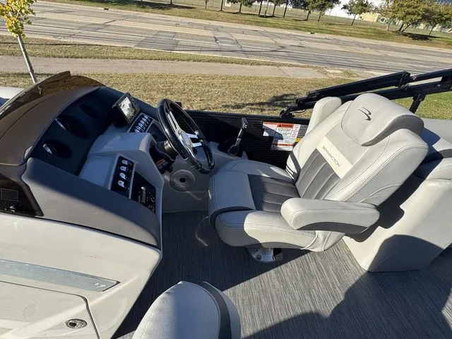 Slide: The Image of Bennington 24 LX 2023 - 16