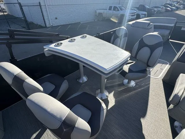 Slide: The Image of Bennington 24 LX 2023 - 17