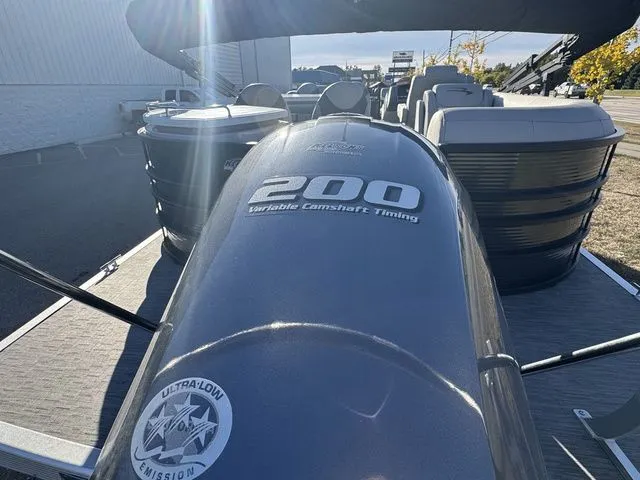 Slide: The Image of Bennington 24 LX 2023 - 3