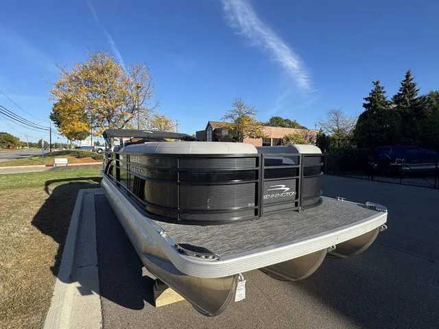 Slide: The Image of Bennington 24 LX 2023 - 4