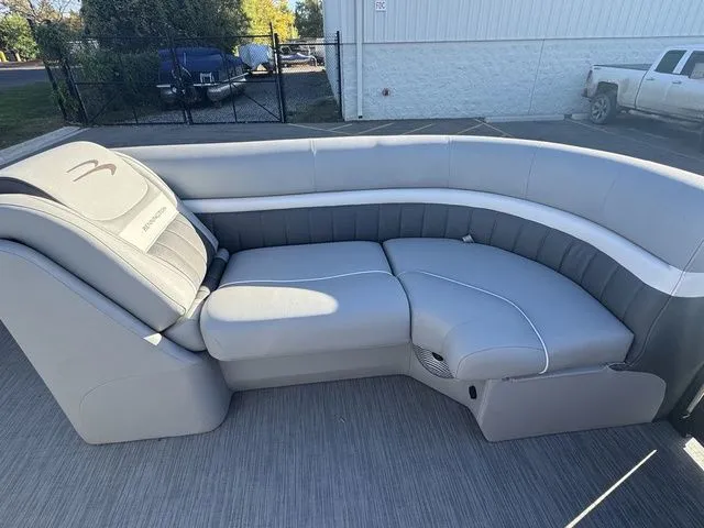 Slide: The Image of Bennington 24 LX 2023 - 6