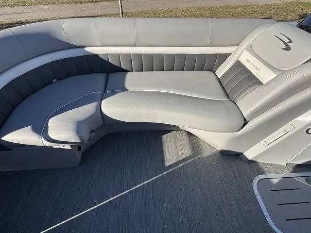 Slide: The Image of Bennington 24 LX 2023 - 7