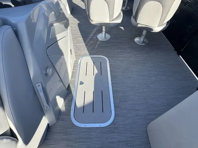 Slide: The Image of Bennington 24 LX 2023 - 8