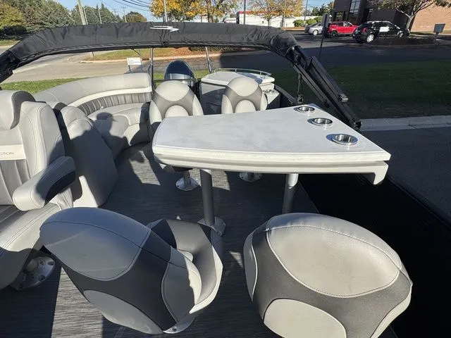 Slide: The Image of Bennington 24 LX 2023 - 9