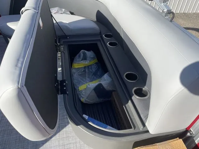 Slide: The Image of Sun Tracker Party Barge 16 DLX 2026 - 23