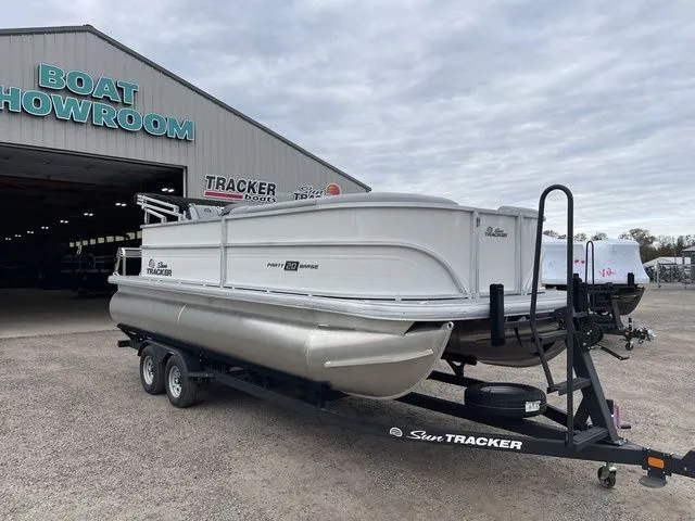 Slide: The Image of Sun Tracker Party Barge 20 DLX 2026 - 10